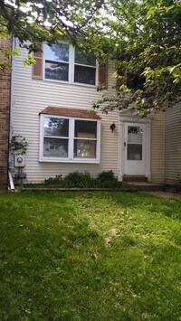 Building Photo - Renovated townhouse in established neighbo...