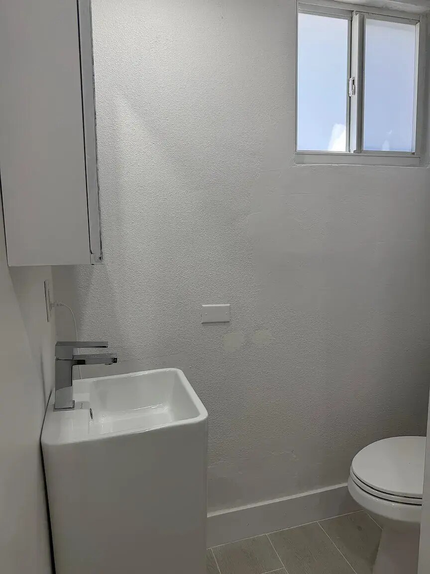 Building Photo - 14 Sunset Rd