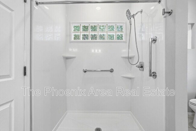 Building Photo - 4425 E Douglas Ave