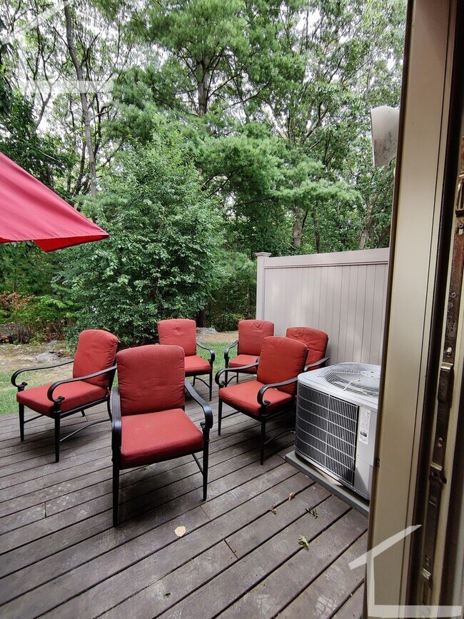 Building Photo - Great Condo-Style 2.5 bedroom Available Feb 1, 2026