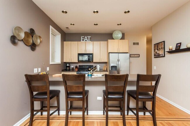 Building Photo - 2 bedroom in Chicago IL 60613
