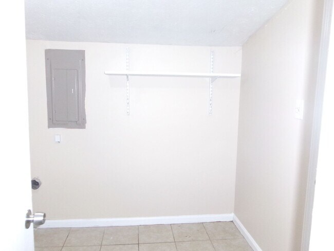 Building Photo - 2 bedroom duplex apartment off Forestbrook...