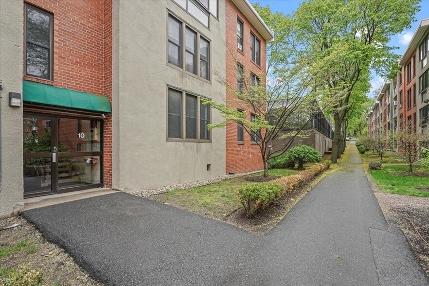 Building Photo - 10 Juniper St