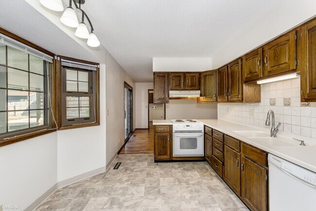 Building Photo - 3 br, 3 bath House - 1306 N Brookfield Ln