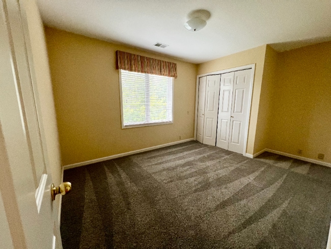 Building Photo - Spacious 4-Bed Retreat with Guest Suite & Fireplace