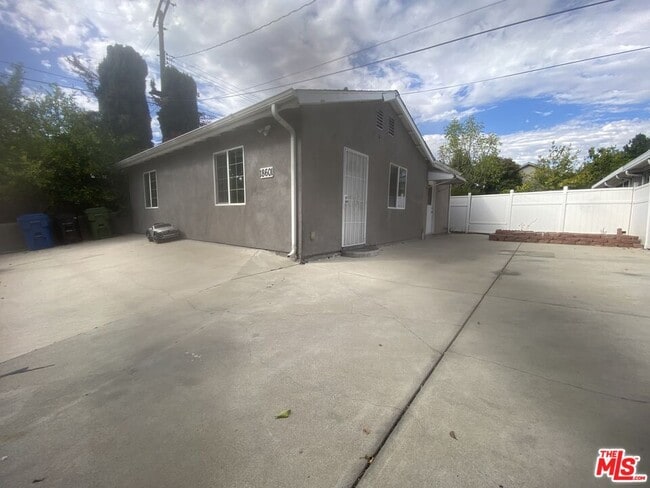 Building Photo - 18601 Hiawatha St