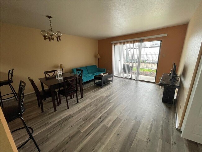 Building Photo - 2814 S Bartell Dr