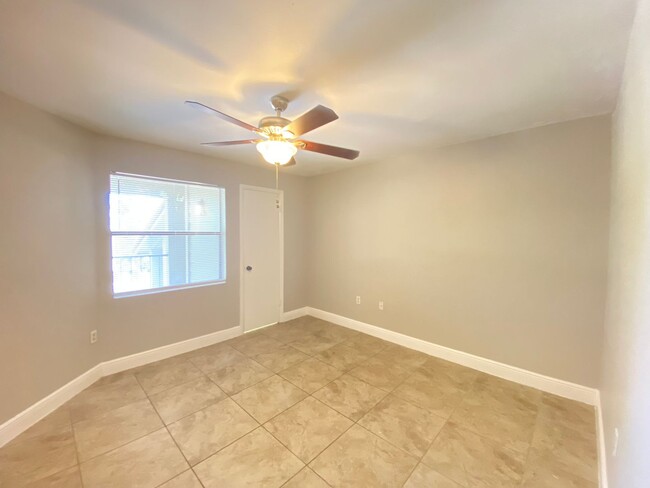 Building Photo - 2-Bed, 2-Bath Condo Near Celebration – Mov...