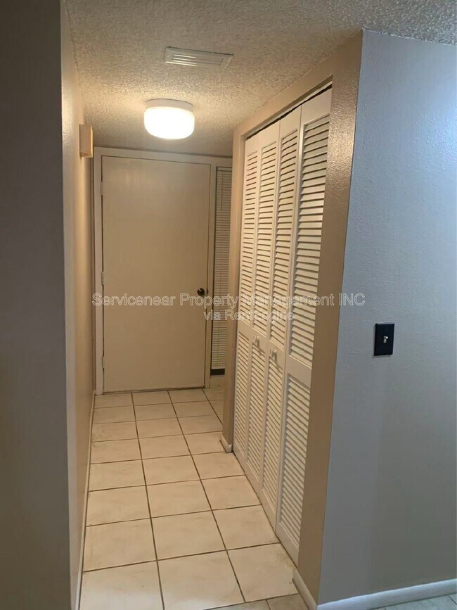 Building Photo - 217 Woodlake Wynde