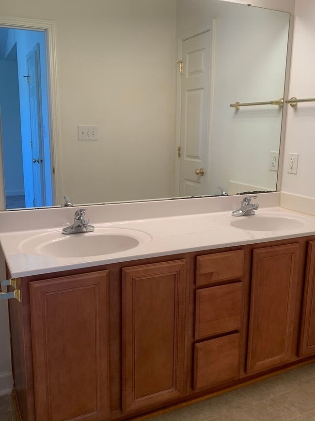 Building Photo - 123 Clusters Cir