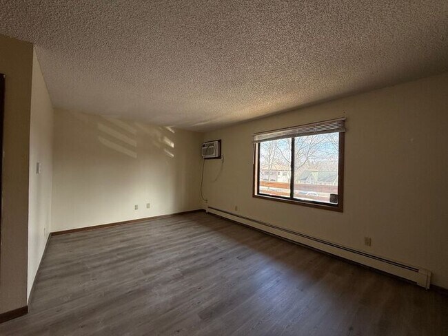 Building Photo - $995 | 2 Bedroom, 1 Bathroom Apartment | No Pets | Available for Immediate Move In!