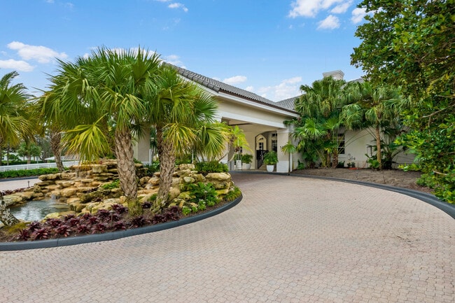 Building Photo - 155 Commodore Dr