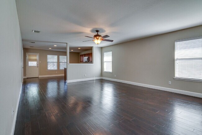 Building Photo - "Beautiful 3-Bedroom, 2-Bath Home with Ope...