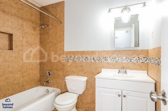 Building Photo - Cozy & gorgeous 3 bedroom / 2 full bath wi...