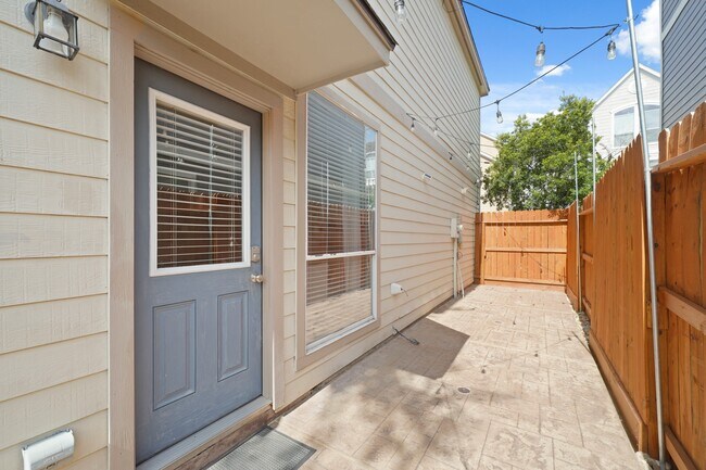 Building Photo - 1413 W 26th St