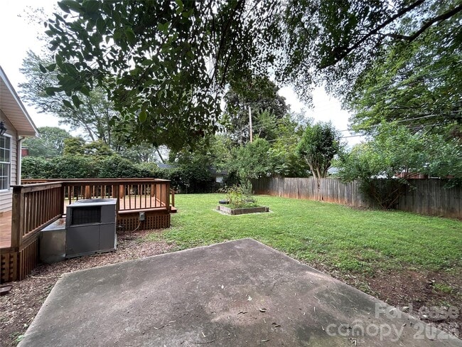 Building Photo - 1939 Sandhurst Dr