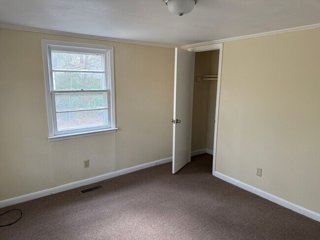 Building Photo - Quaint home located in City Limits