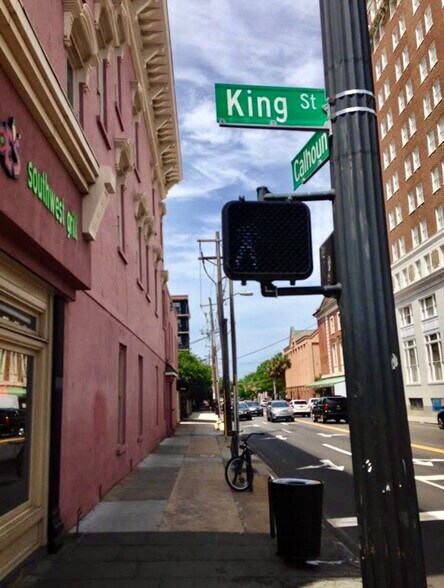 Building Photo - 377 King St