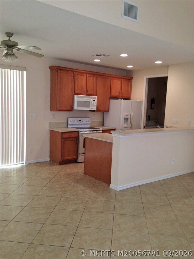 Building Photo - 2085 SE Avon Park Dr