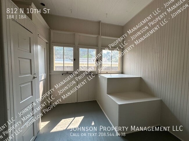 Building Photo - Vintage Apartments in Historic Downtown Bo...