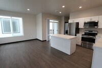 Building Photo - Modern design 3-bed, 2.5-bath duplex available now