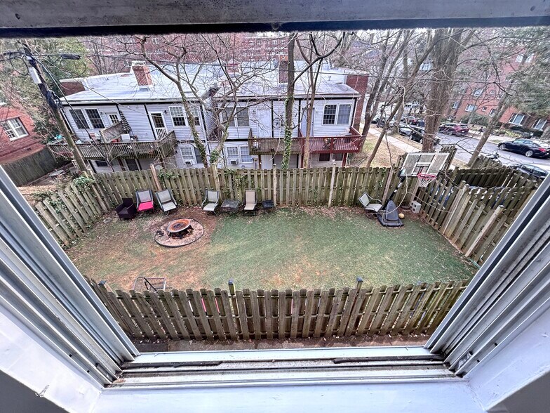 Building Photo - 4034 Calvert St NW