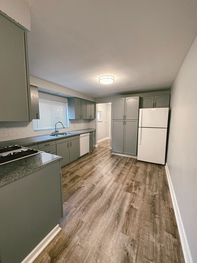 Building Photo - NEWLY RENOVATED 2 BEDROOM WITH GARAGE IN THE HEART OF SOUTHSIDE!