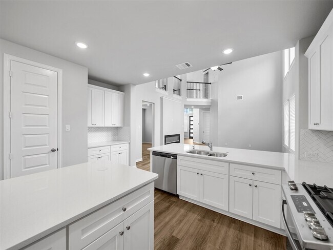 Building Photo - 3049 Elmwood St