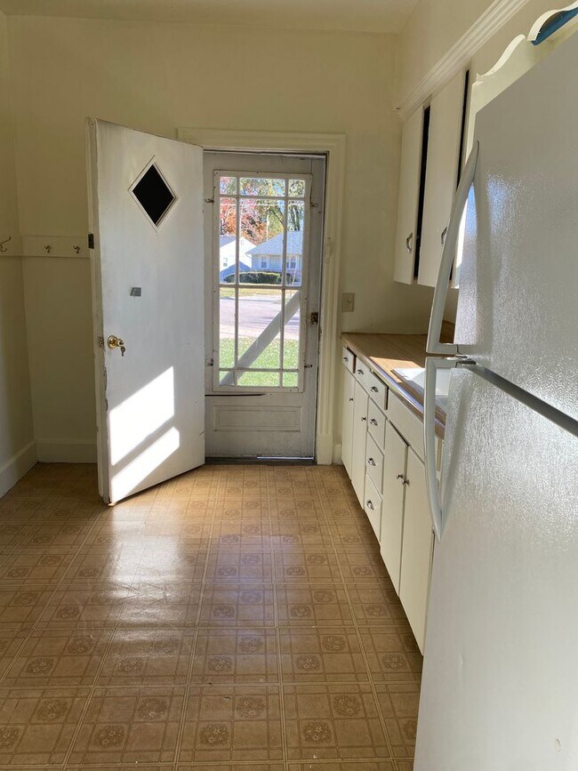 Building Photo - 1347 Center Ave