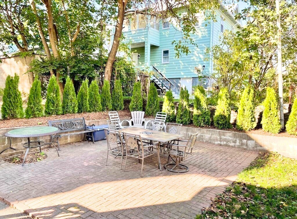 Building Photo - 150 Spruce St