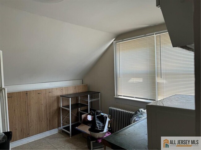 Building Photo - 423 Cedar Ave