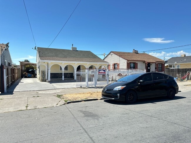 Building Photo - 3 Bedrooms 1  Bathroom  House In a Quiet A...