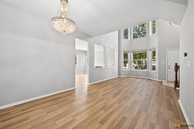 Building Photo - 600 Creekside Cir