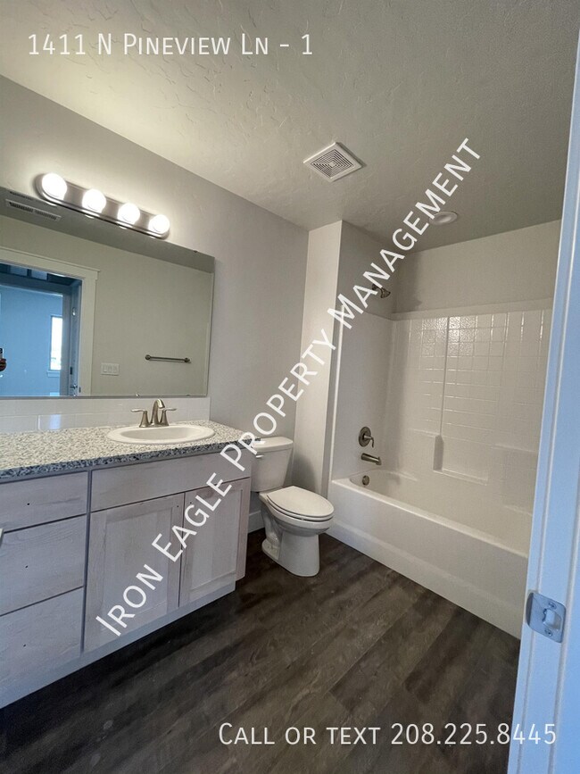 Building Photo - 1411 N Pineview Ln