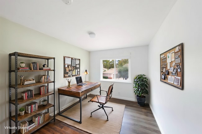 Building Photo - 4 bed, 2.5 bath Townhome Close to Community Pool!