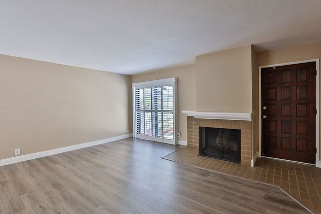 Building Photo - 8750 Villa La Jolla Dr