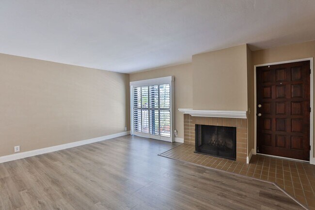 Building Photo - La Jolla Townhome with Garage & Private Deck