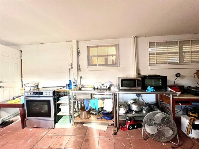 Building Photo - 5009 Deauville Dr