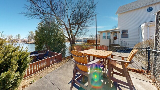 Building Photo - 2 A Cedar Dr