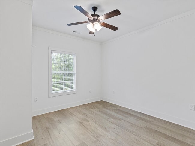 Building Photo - 127 Camp Cir