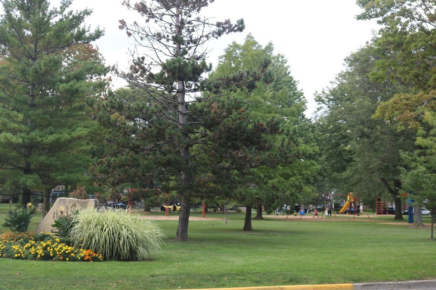 Pembroke Park - 323 N Eton St