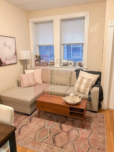 Building Photo - 11 Anderson St