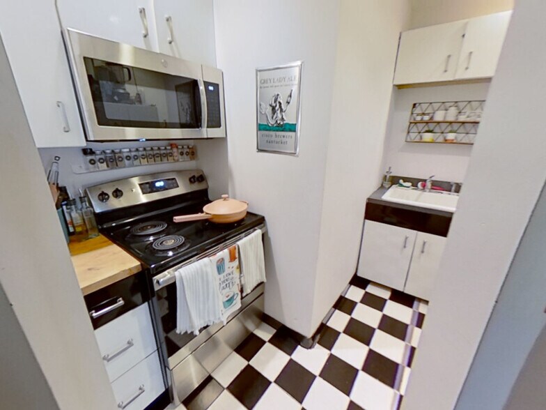 Building Photo - 423 Marlborough St