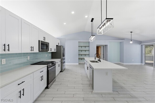 Building Photo - 1134 NE 4th Pl