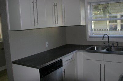 Building Photo - 530 Chamberlain