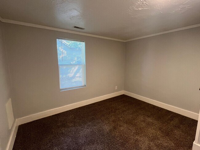 Building Photo - Check out this Classic Charmer