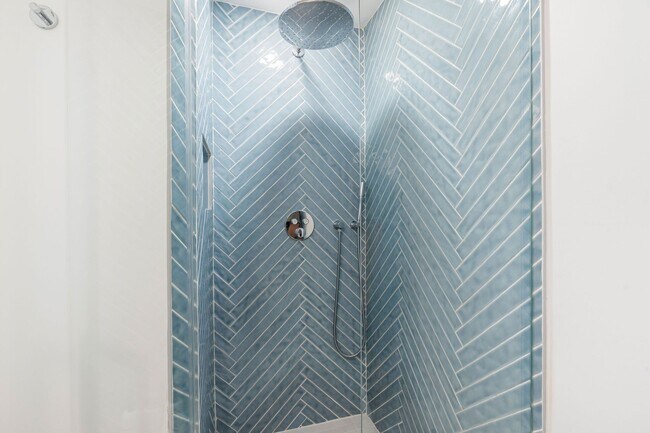 Building Photo - 634 W 47th St