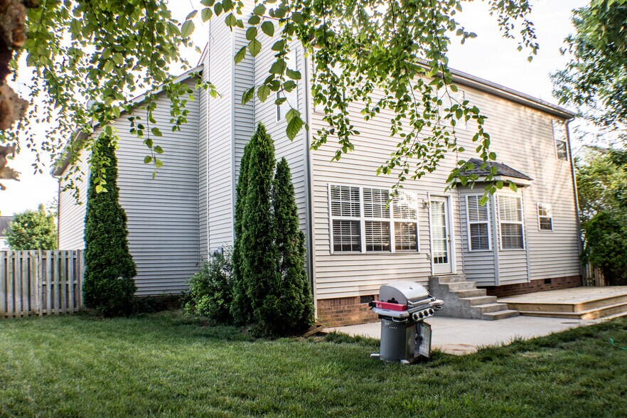 Building Photo - 140 Grove Ln S