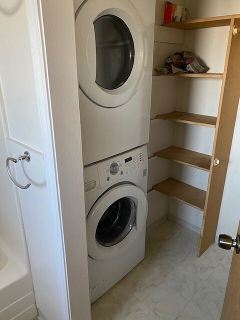 washer/dryer in closet - 19476 Top Rd