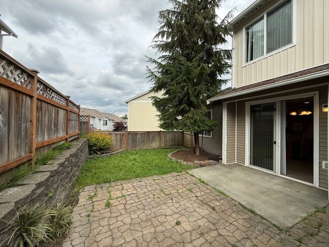 Building Photo - 4 Bed 3 Bath Gated Townhome Near Maplewood Golf